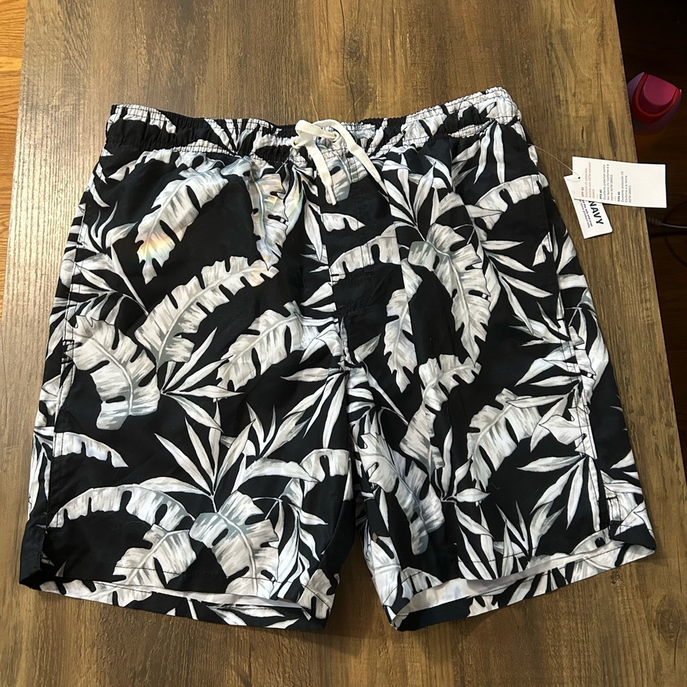 NWT Men’s Old Navy swim trunks in a size Medium